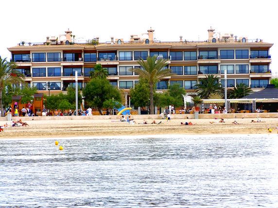 BAJO FRENTE AL MAR EN CIUDAD JARDIN