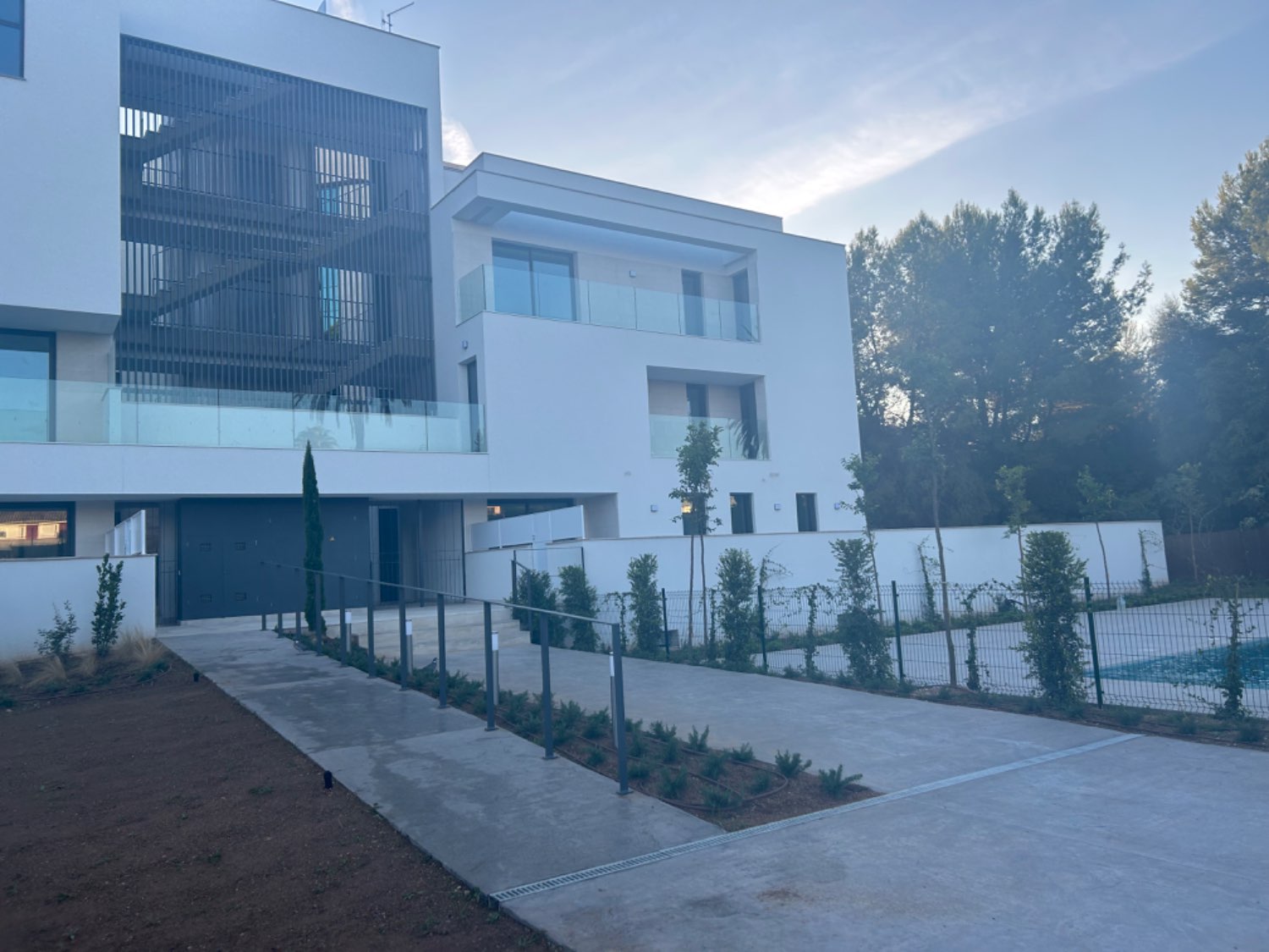 Se vende ATICO a estrenar en zona Palma Racket con piscina comunitaria.