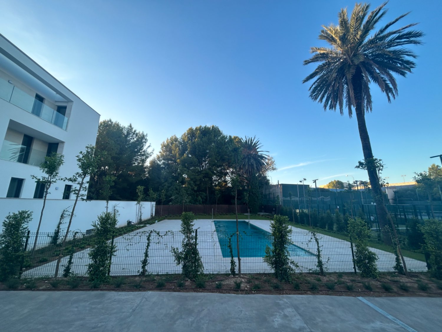 Se vende ATICO a estrenar en zona Palma Racket con piscina comunitaria.