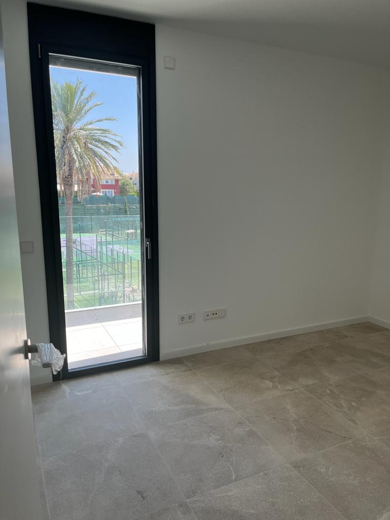 Se vende ATICO a estrenar en zona Palma Racket con piscina comunitaria.