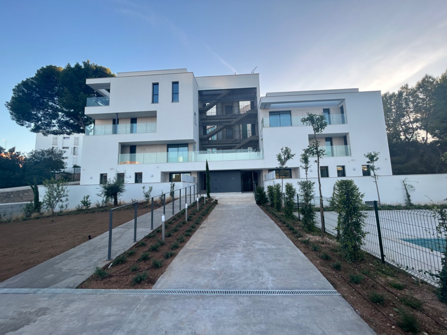 Se vende ATICO a estrenar en zona Palma Racket con piscina comunitaria.