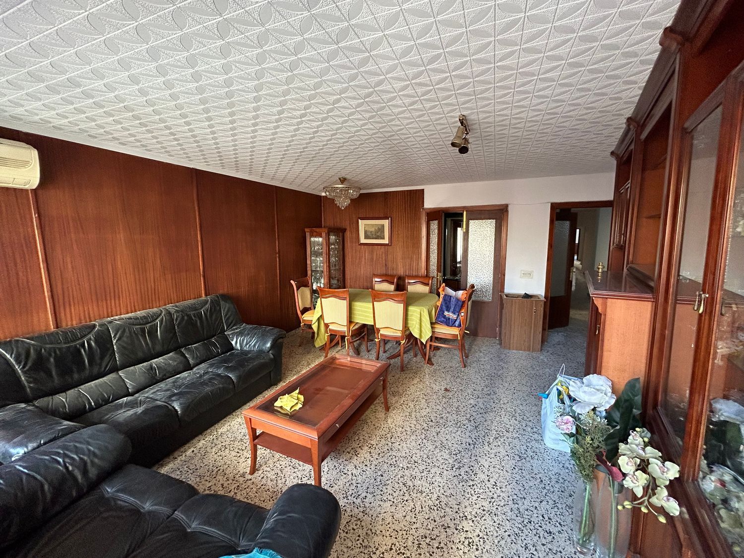 Amplio piso de origen en venta en Pere Garau, con Terraza