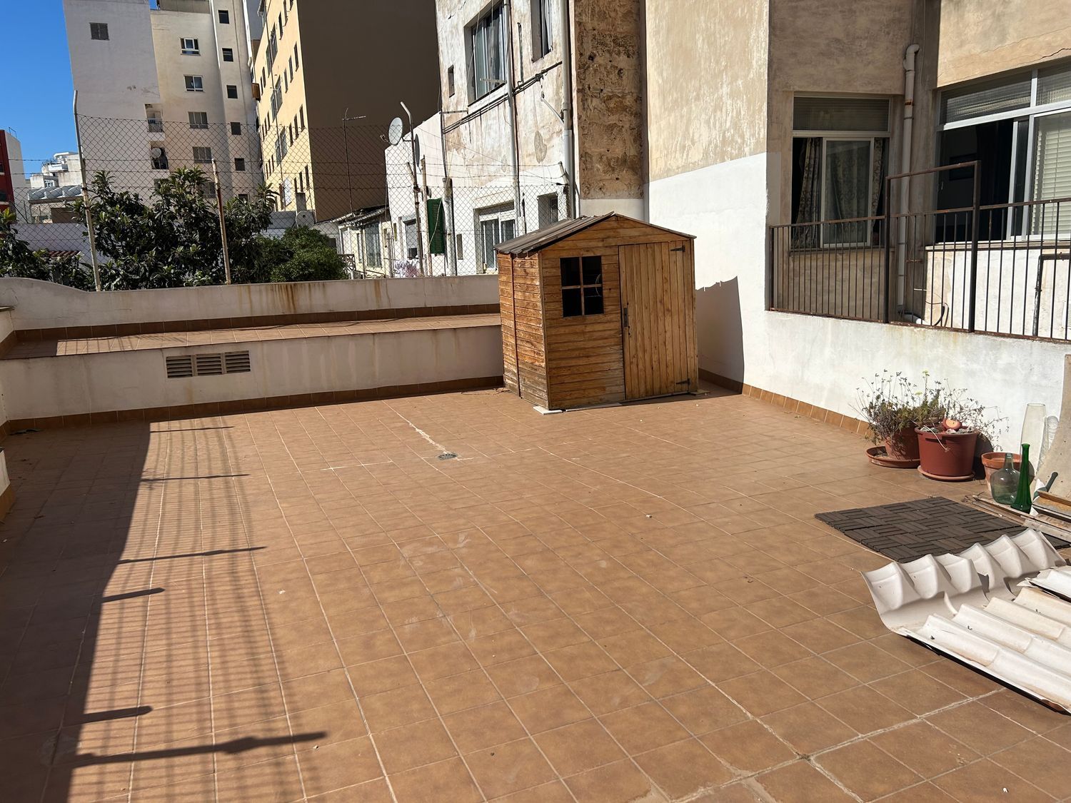 Amplio piso de origen en venta en Pere Garau, con Terraza