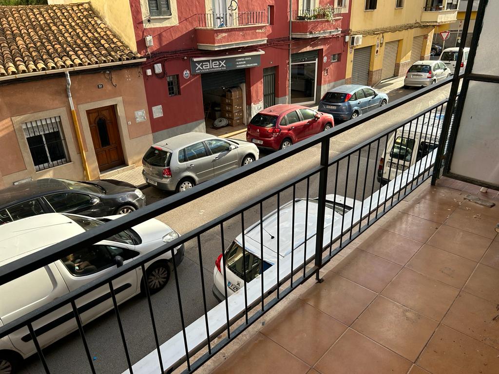 Amplio piso de origen en venta en Pere Garau, con Terraza