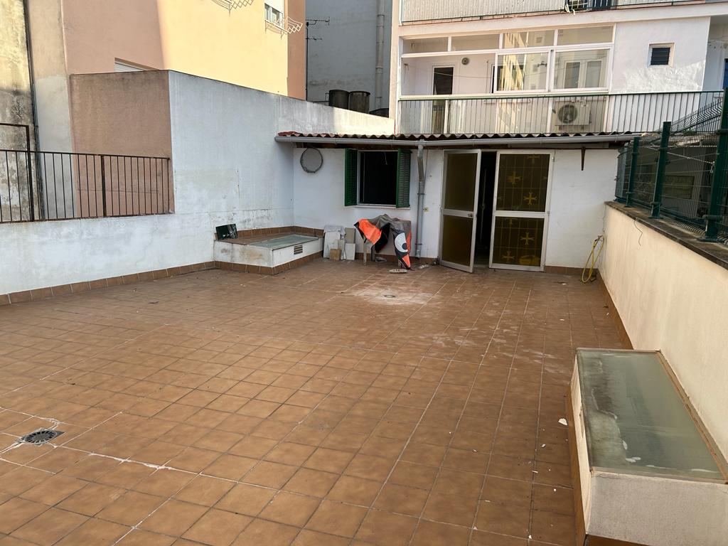 Amplio piso de origen en venta en Pere Garau, con Terraza