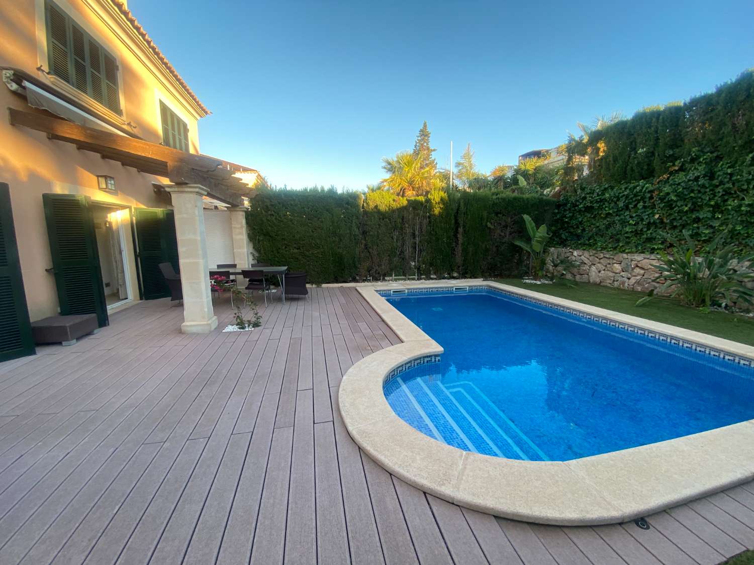 CHALET PAREADO CON PISCINA Y JARDÍN PARTICULAR EN PUIG DE ROS