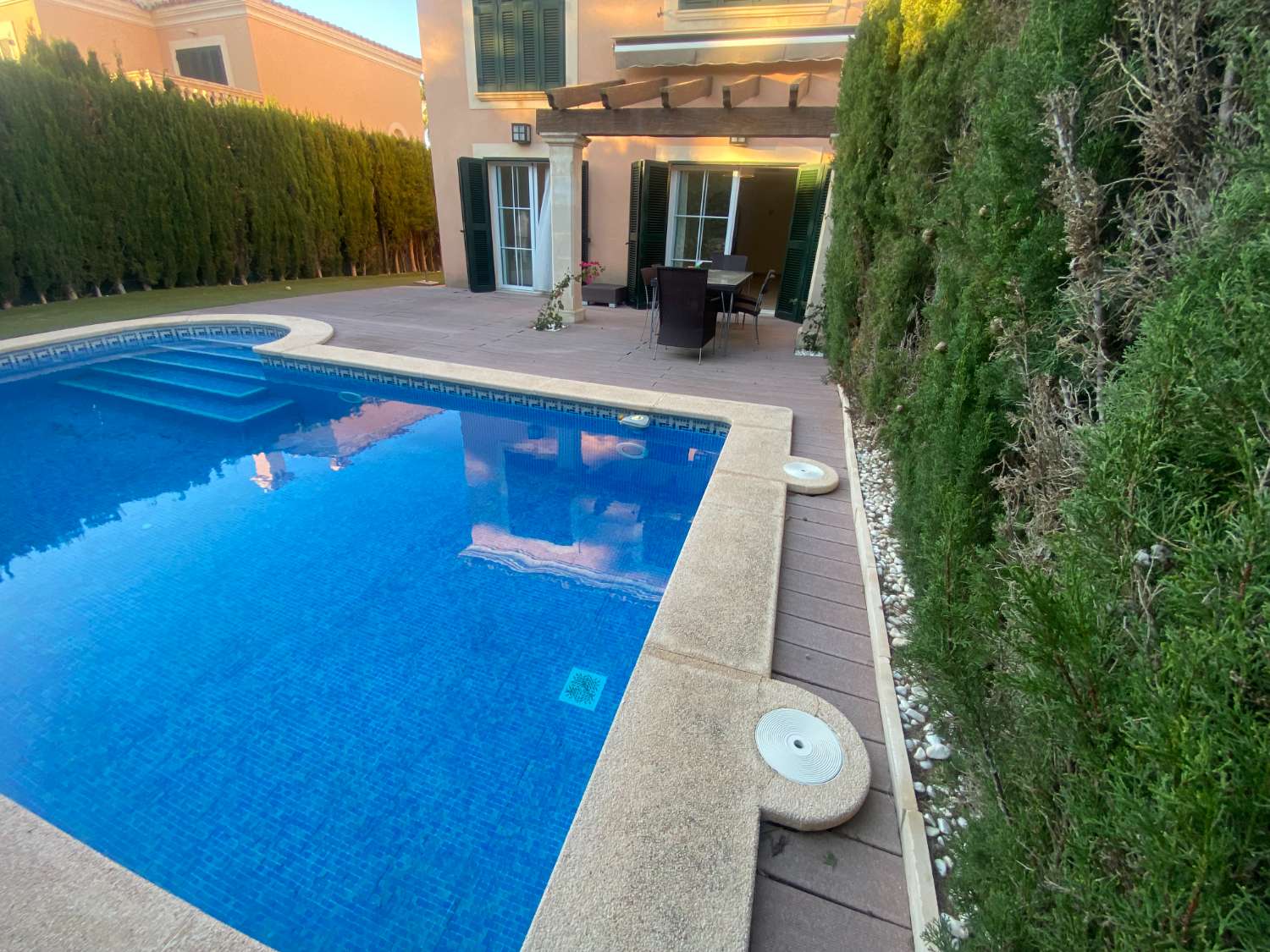 CHALET PAREADO CON PISCINA Y JARDÍN PARTICULAR EN PUIG DE ROS