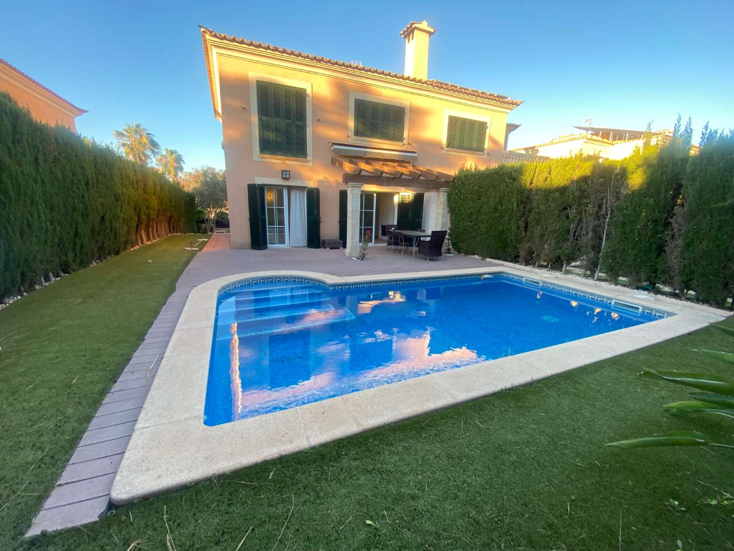 CHALET PAREADO CON PISCINA Y JARDÍN PARTICULAR EN PUIG DE ROS