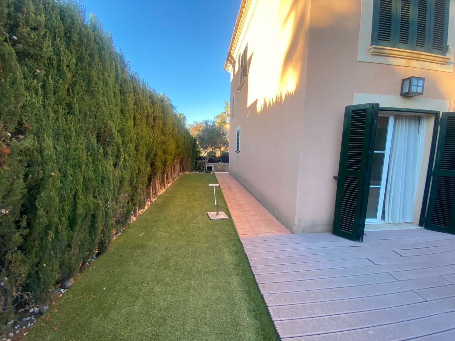 CHALET PAREADO CON PISCINA Y JARDÍN PARTICULAR EN PUIG DE ROS