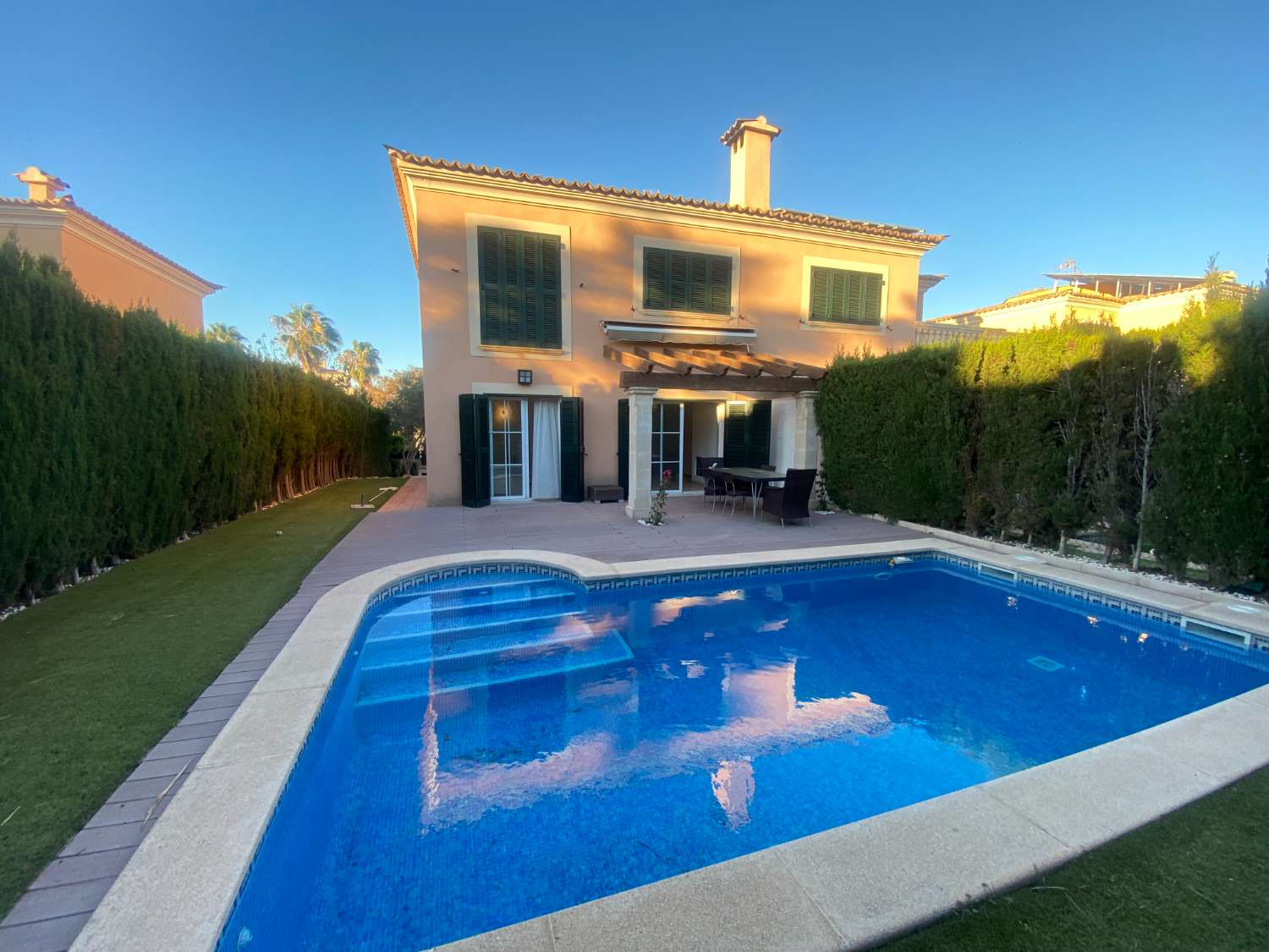 CHALET PAREADO CON PISCINA Y JARDÍN PARTICULAR EN PUIG DE ROS