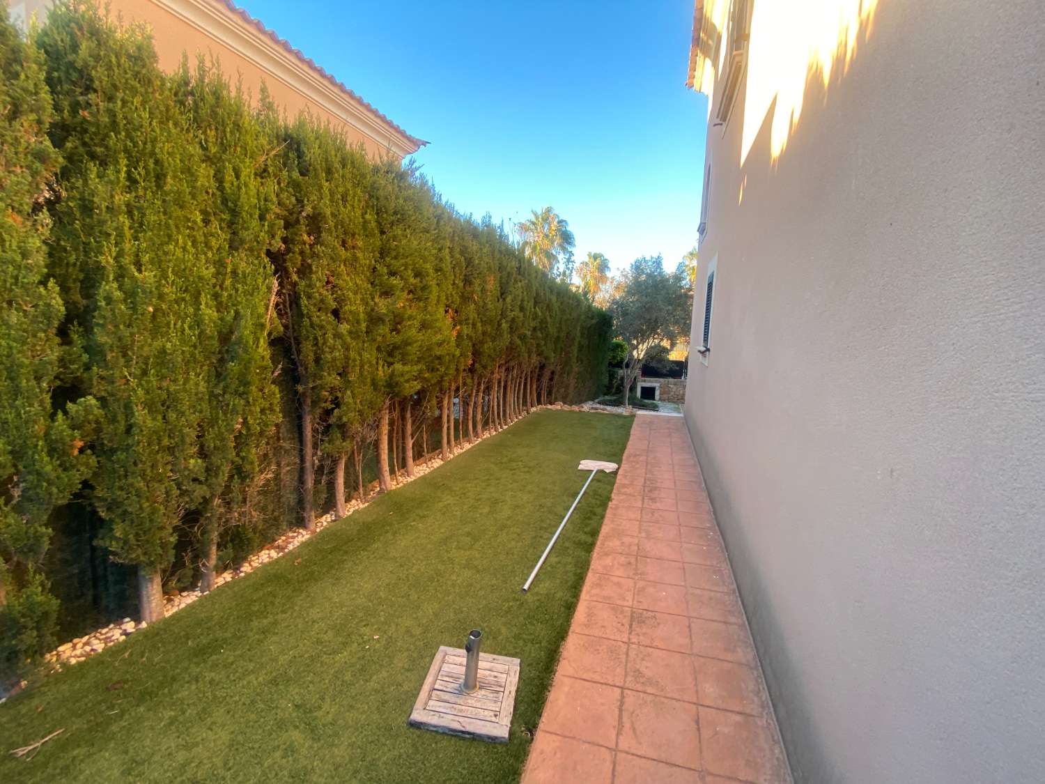CHALET PAREADO CON PISCINA Y JARDÍN PARTICULAR EN PUIG DE ROS