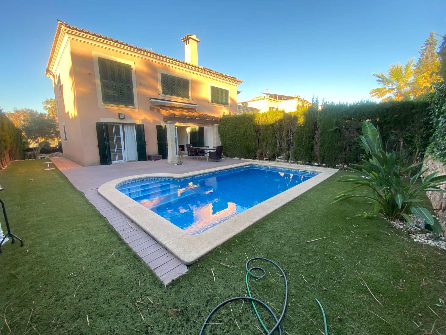 CHALET PAREADO CON PISCINA Y JARDÍN PARTICULAR EN PUIG DE ROS