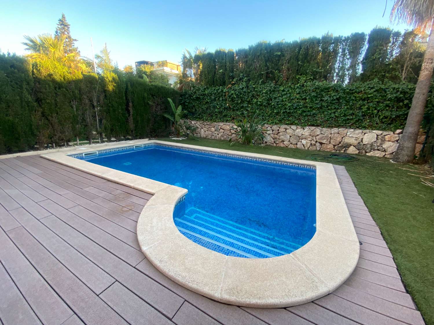CHALET PAREADO CON PISCINA Y JARDÍN PARTICULAR EN PUIG DE ROS