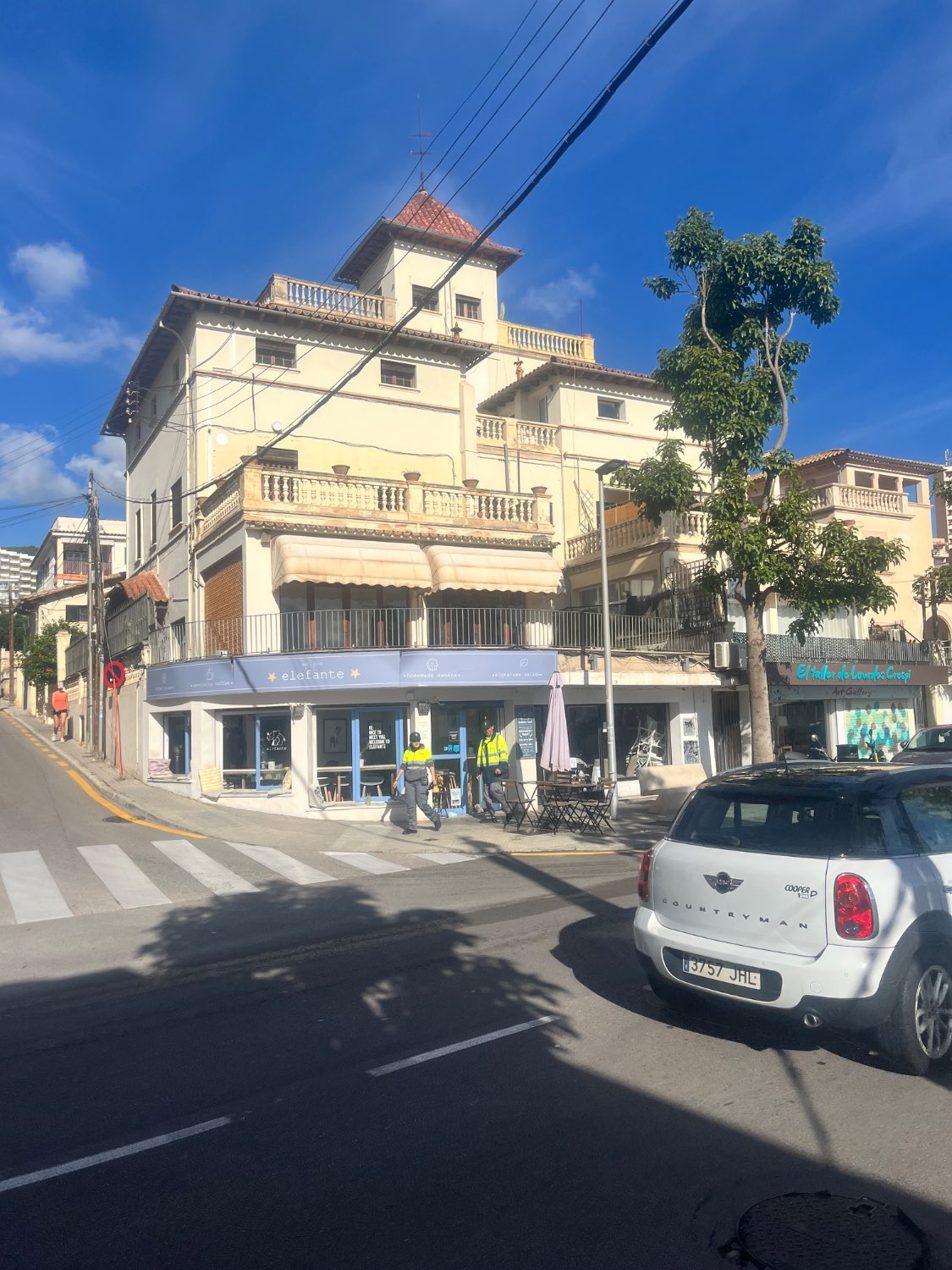 EDIFICIO DE VIVIENDA DE 3 PISOS FRENTE AL MAR  EN CALA NOVA