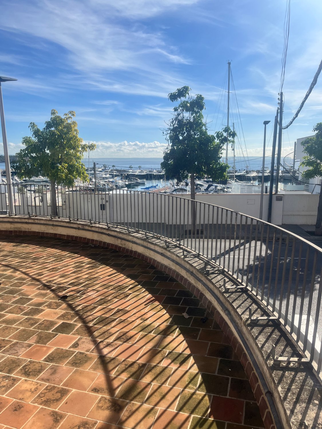 EDIFICIO DE VIVIENDA DE 3 PISOS FRENTE AL MAR  EN CALA NOVA