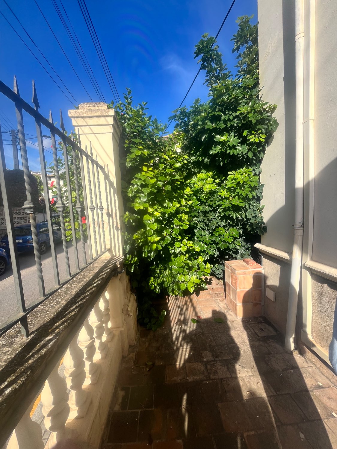 EDIFICIO DE VIVIENDA DE 3 PISOS FRENTE AL MAR  EN CALA NOVA