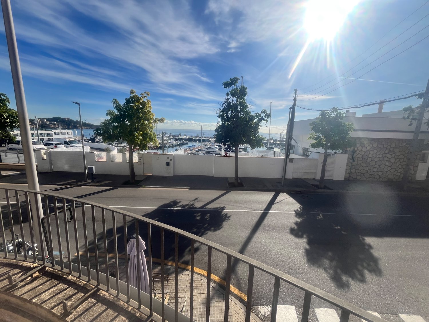 EDIFICIO DE VIVIENDA DE 3 PISOS FRENTE AL MAR  EN CALA NOVA