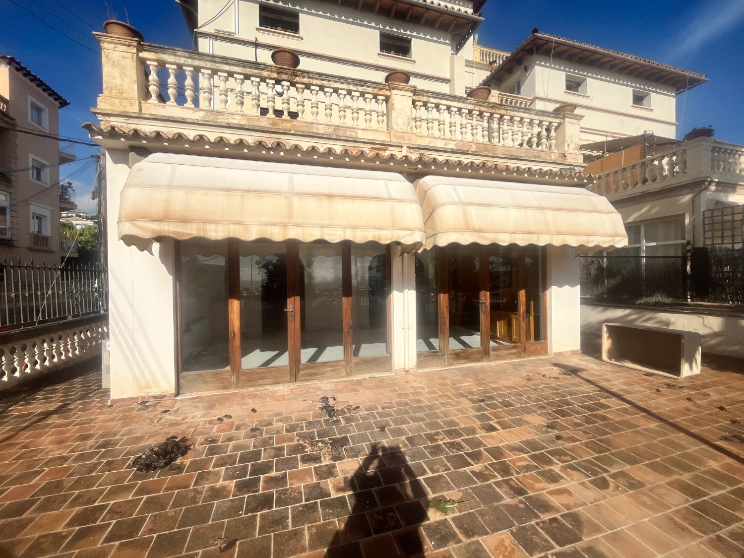 EDIFICIO DE VIVIENDA DE 3 PISOS FRENTE AL MAR  EN CALA NOVA