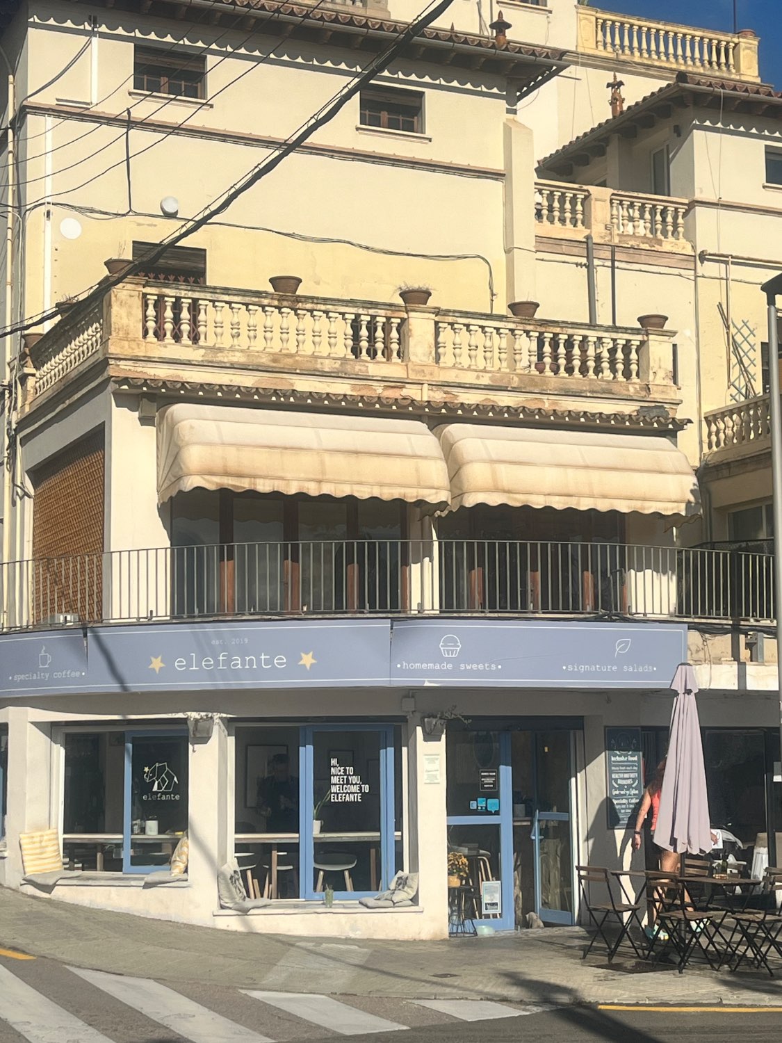 EDIFICIO DE VIVIENDA DE 3 PISOS FRENTE AL MAR  EN CALA NOVA