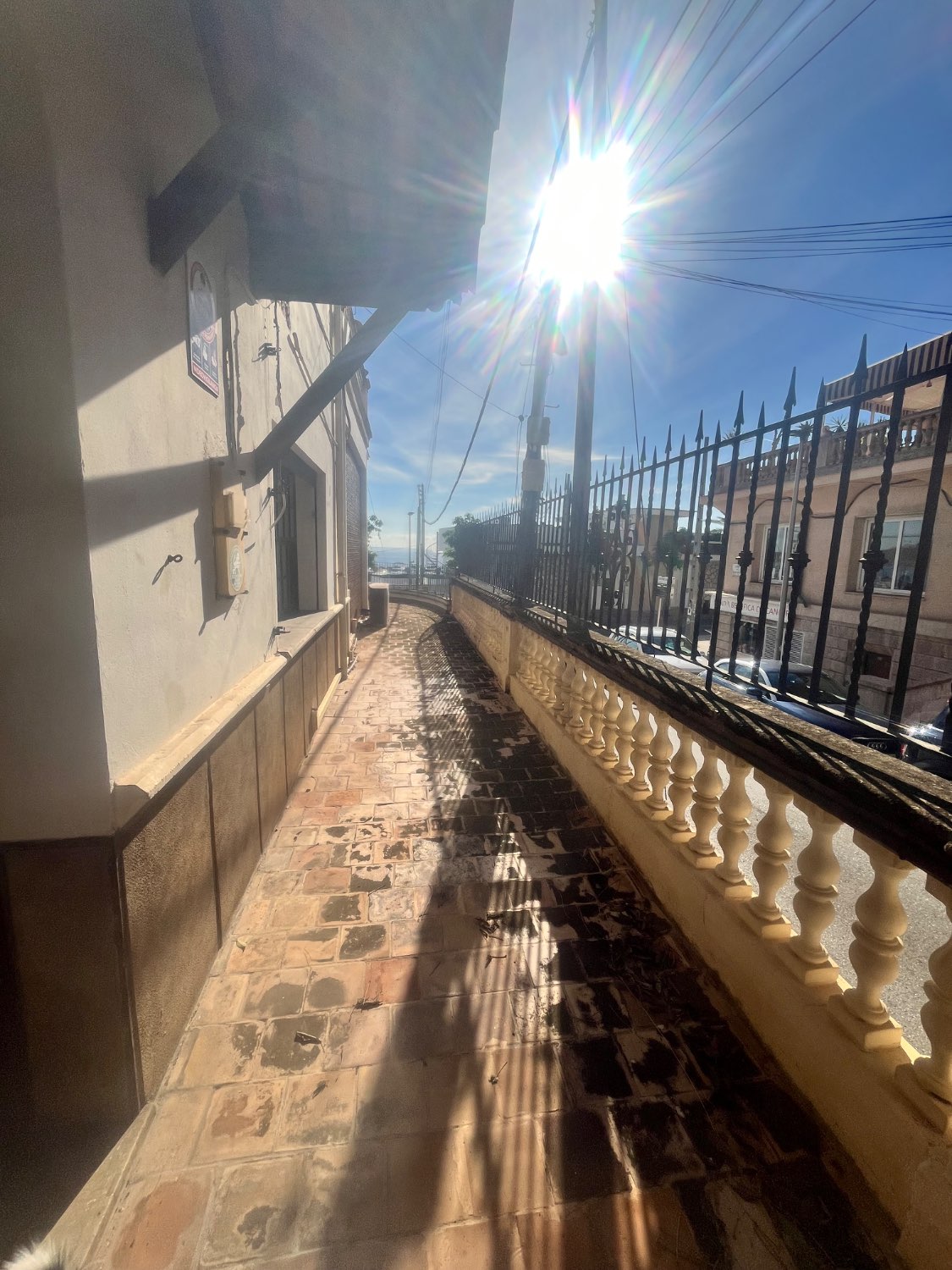 EDIFICIO DE VIVIENDA DE 3 PISOS FRENTE AL MAR  EN CALA NOVA