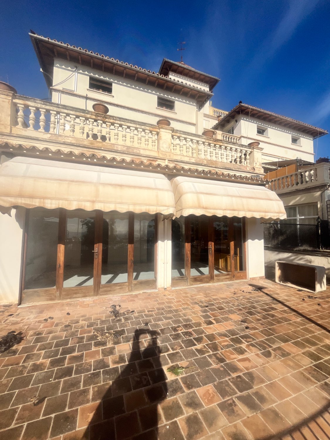 EDIFICIO DE VIVIENDA DE 3 PISOS FRENTE AL MAR  EN CALA NOVA