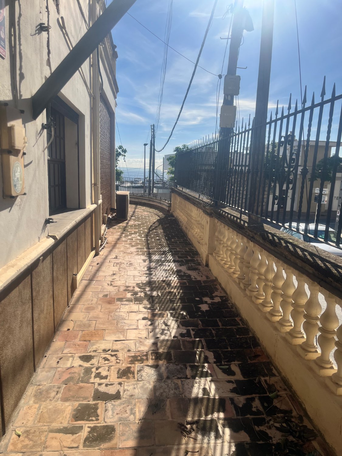 EDIFICIO DE VIVIENDA DE 3 PISOS FRENTE AL MAR  EN CALA NOVA
