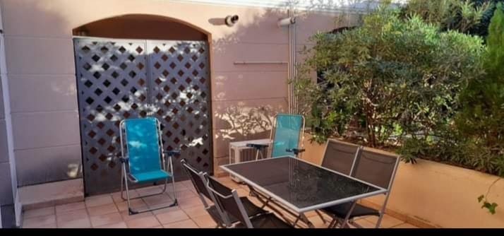 REZ-DE-CHAUSSÉE AVEC PISCINE COMMUNE À 2 PÂTÉS DE MAISONS DE LA PLAGE