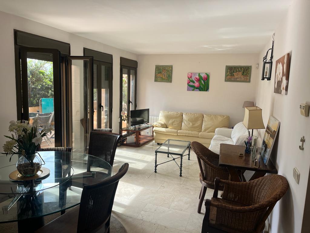 REZ-DE-CHAUSSÉE AVEC PISCINE COMMUNE À 2 PÂTÉS DE MAISONS DE LA PLAGE