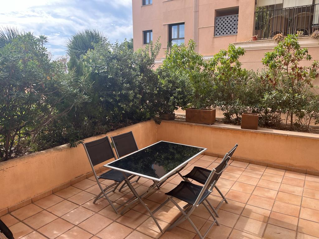 REZ-DE-CHAUSSÉE AVEC PISCINE COMMUNE À 2 PÂTÉS DE MAISONS DE LA PLAGE