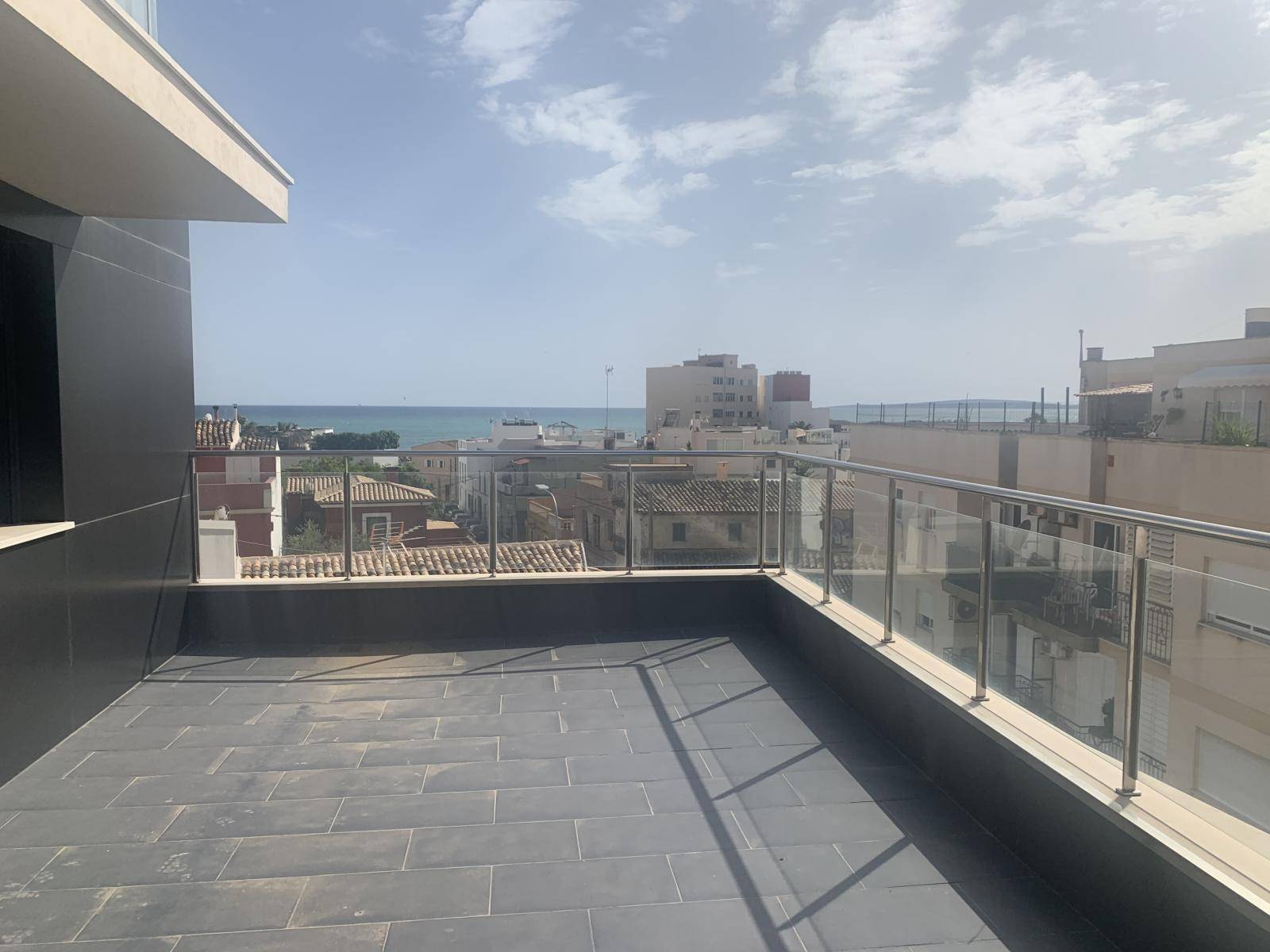 Fantastic Penthouse for rent with 2 terraces overlooking the sea