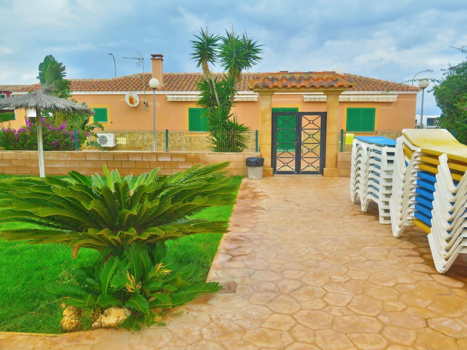 Bungalow for rent Cala murada with communal pool and jacuzzi